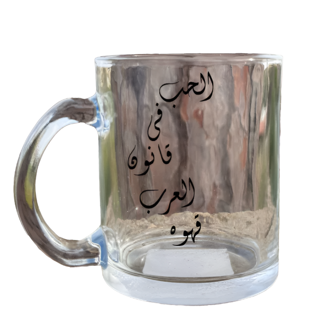 كأس زجاجي شفاف